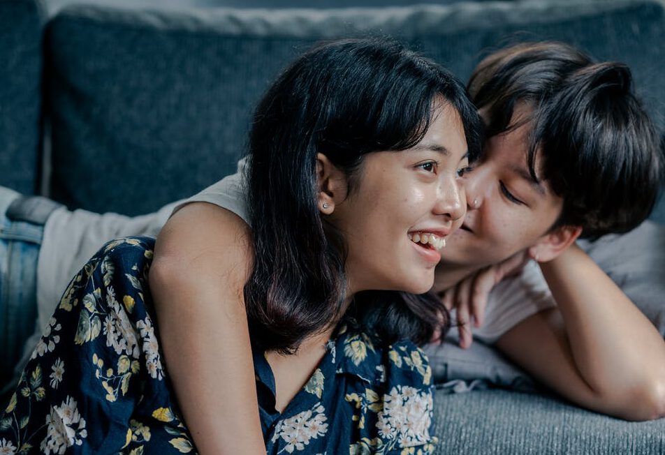 vrouw die aan positive thinking doet