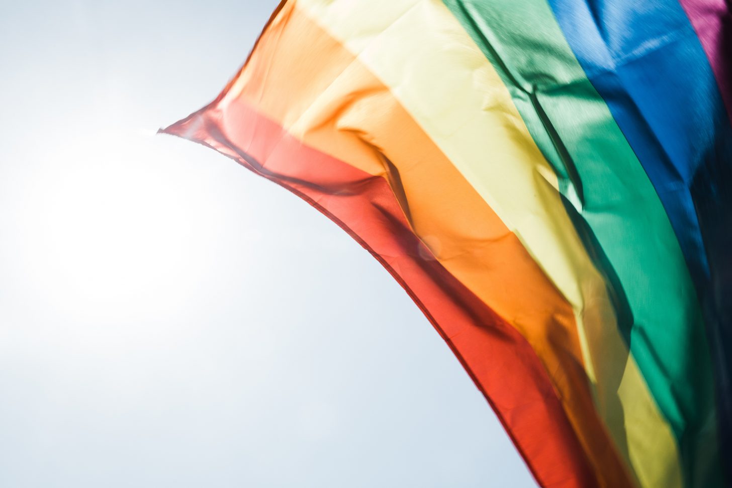 Gay Pride wat is het en waar staat de regenboog LGTBQvlag voor?