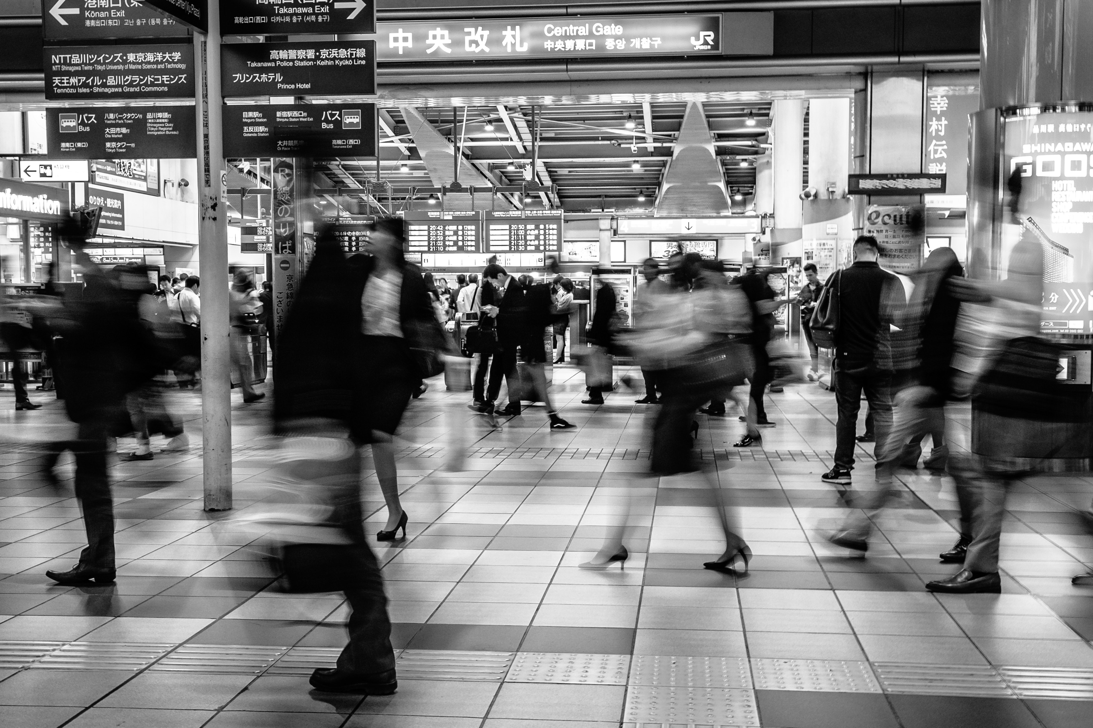 mensen op trein station