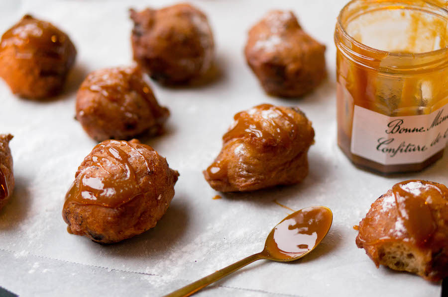 Afbeelding van chocolate chip oliebollen met salted caramel recept 2
