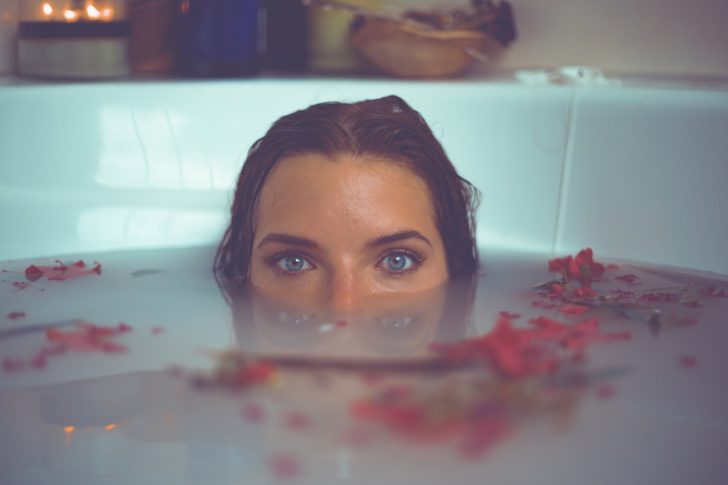 meisje in een bad met bloemen, keelpijn