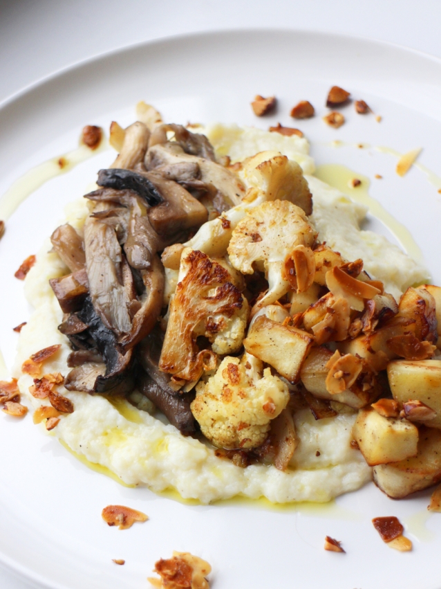 Afbeelding vegetarisch hoofdgerecht bloemkoolpuree met paddenstoelen