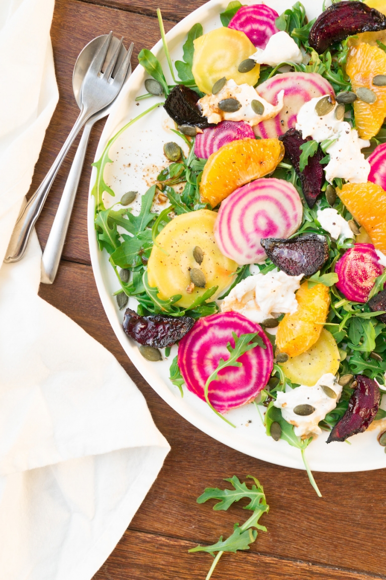 Afbeelding vegetarisch voorgerecht salade met bietjes en burrata