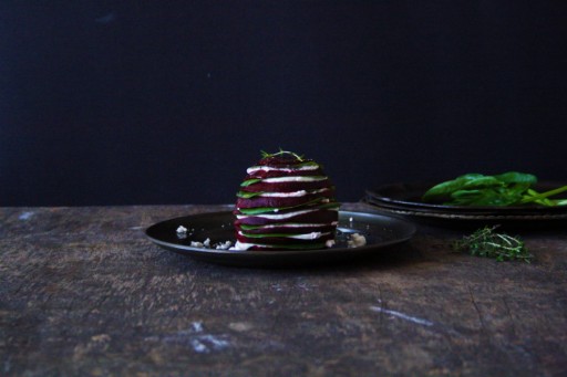 Afbeelding vegetarisch voorgerecht salade van geitenkaas en bietjes