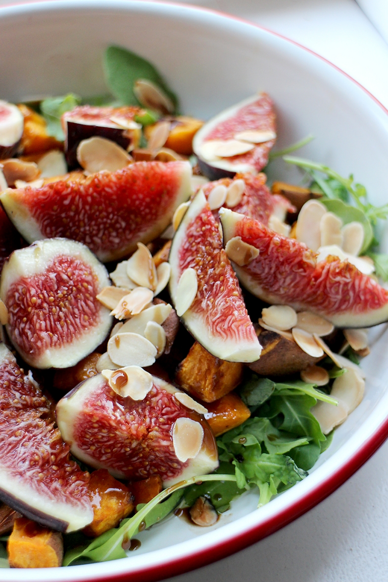 Afbeelding vegetarisch voorgerecht salade met verse vijgen en balsamico