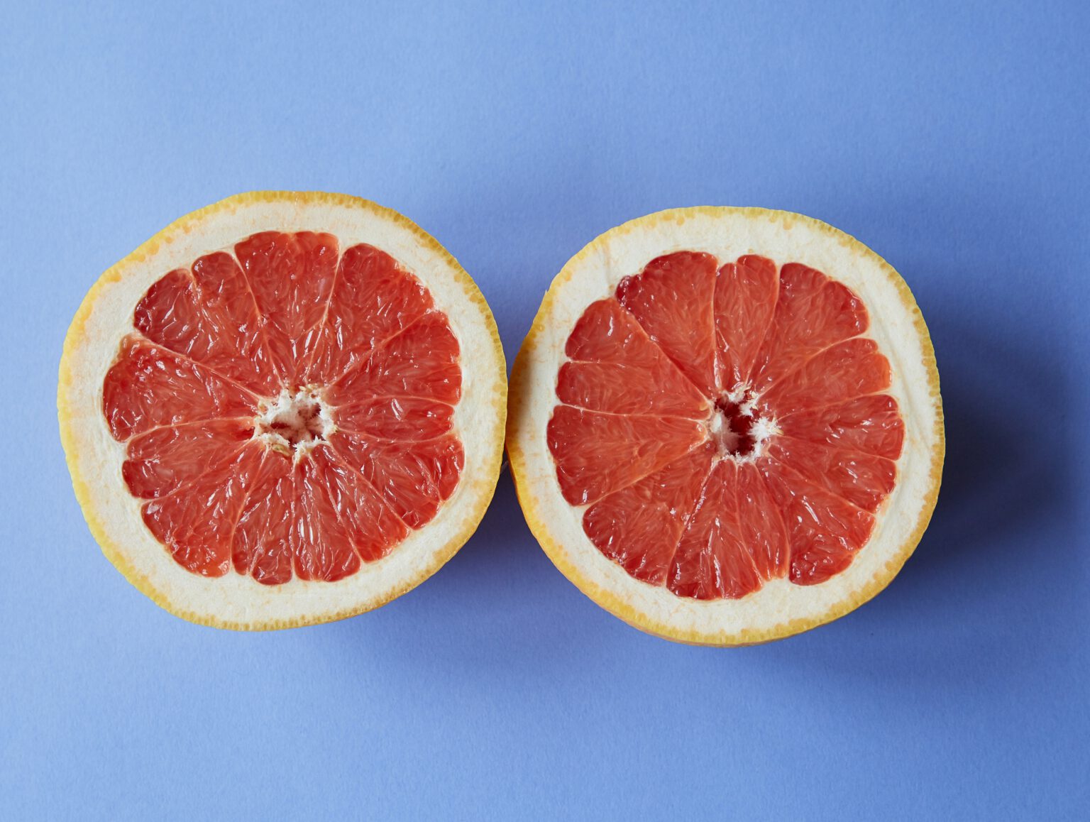 twee helften van grapefruit