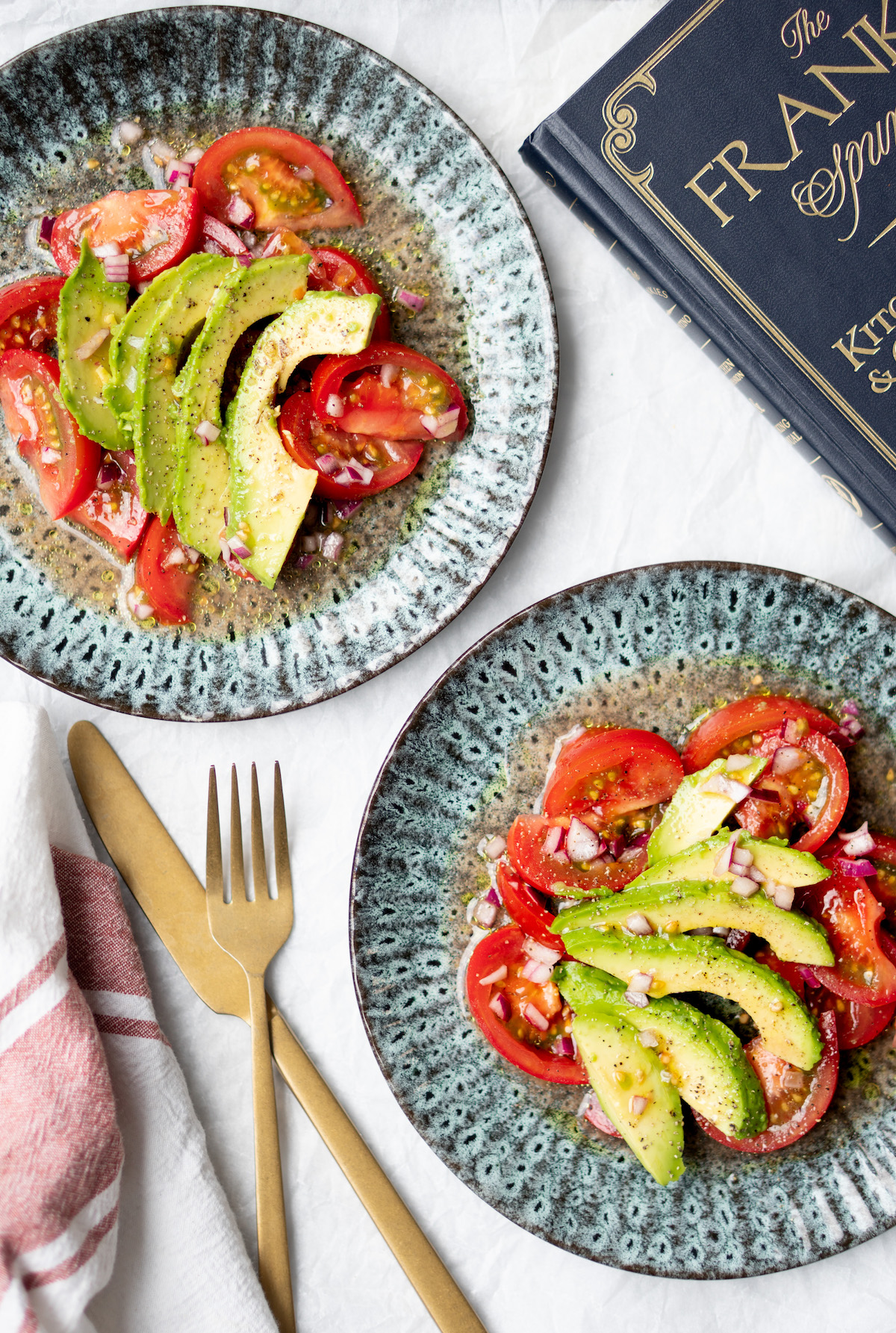 Foto bij recept vegan tomatensalade met avocado 2