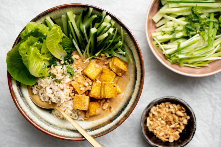 Recept vegan saté-bowl met krokante tofu 1
