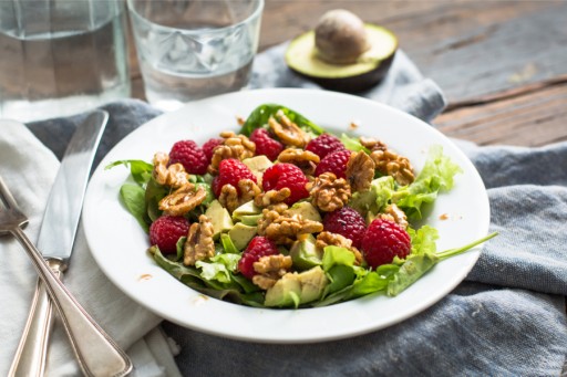 Afbeelding van frambozensalade met walnoten vegan keto