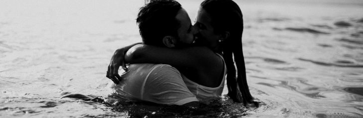 meisje en jongen zoenen in het water