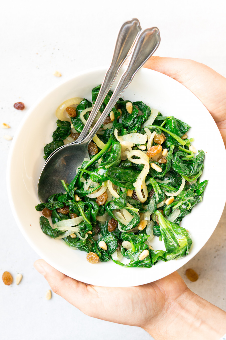 spinaziesalade als onderdeel van eiwitrijke salades