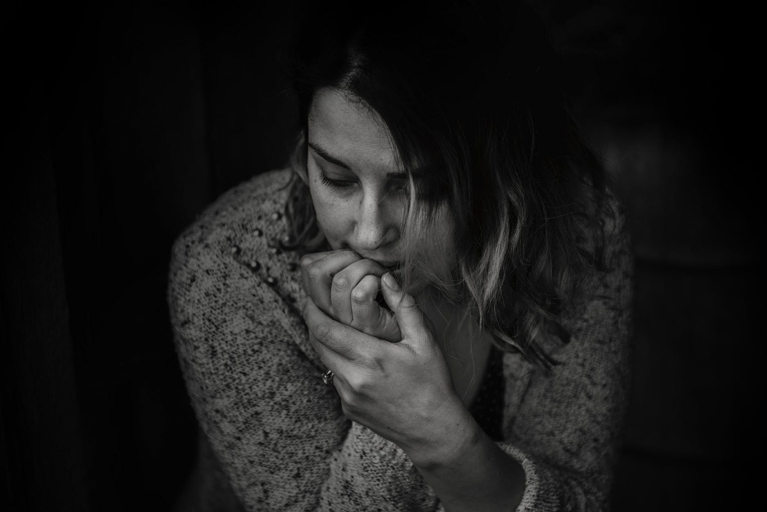 vrouw die aan het nagelbijten is