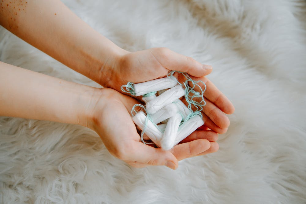 Waarom het zo belangrijk is dat je je tampons goed bewaart - Bedrock