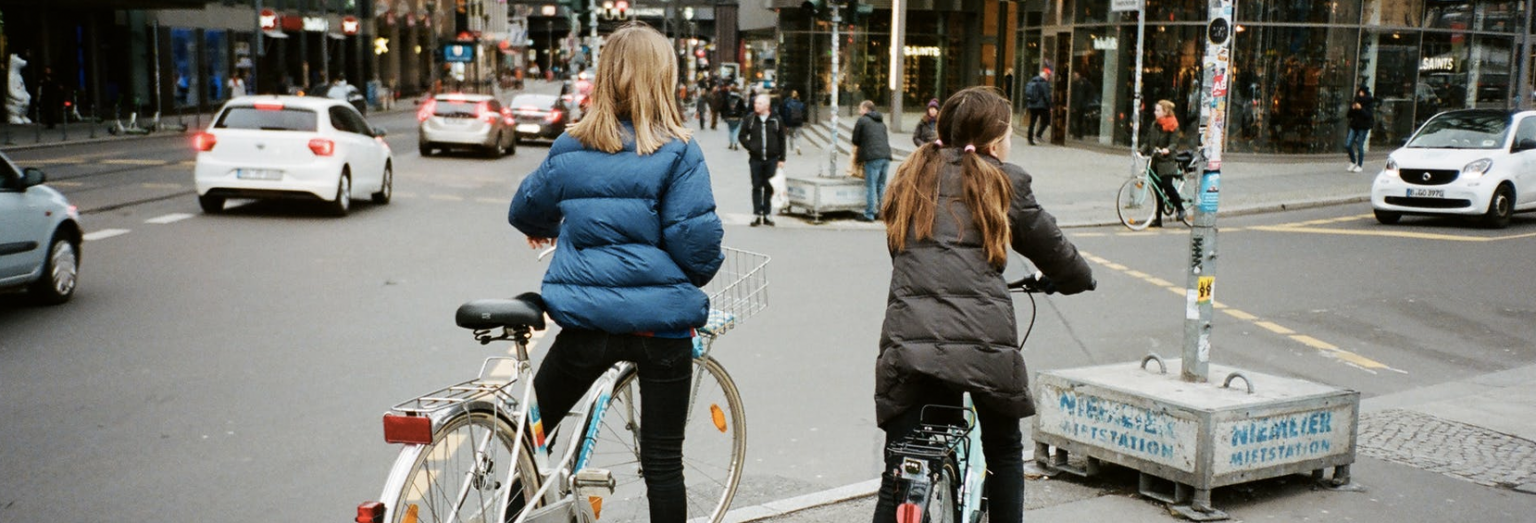 meisjes op de fiets