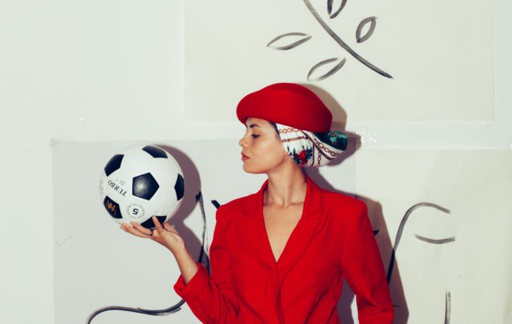 Vrouw met een voetbal