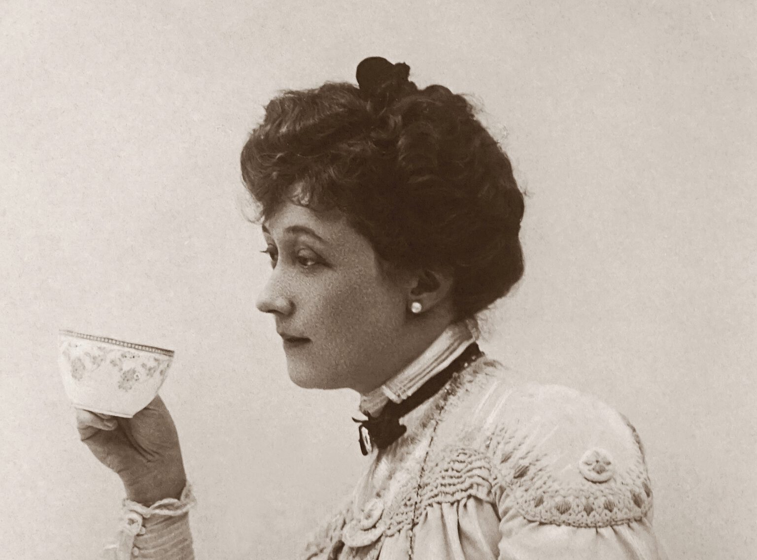 Oude foto van vrouw die saliethee drinkt