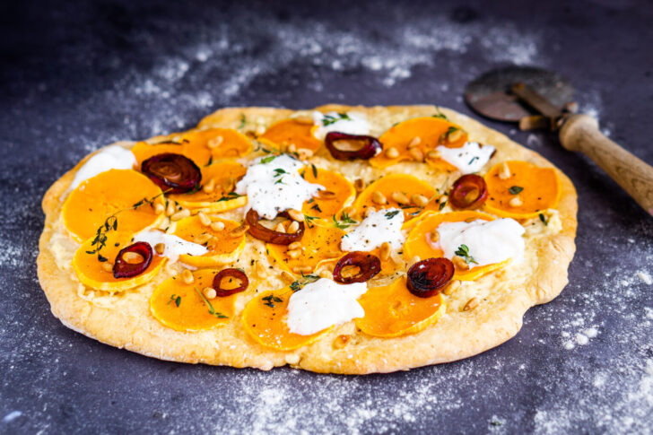 herfstpizza met butternut, balsamico-uitjes en burrata