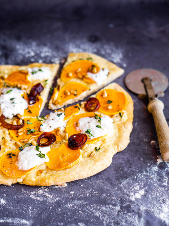 herfstpizza met butternut, balsamico-uitjes en burrata