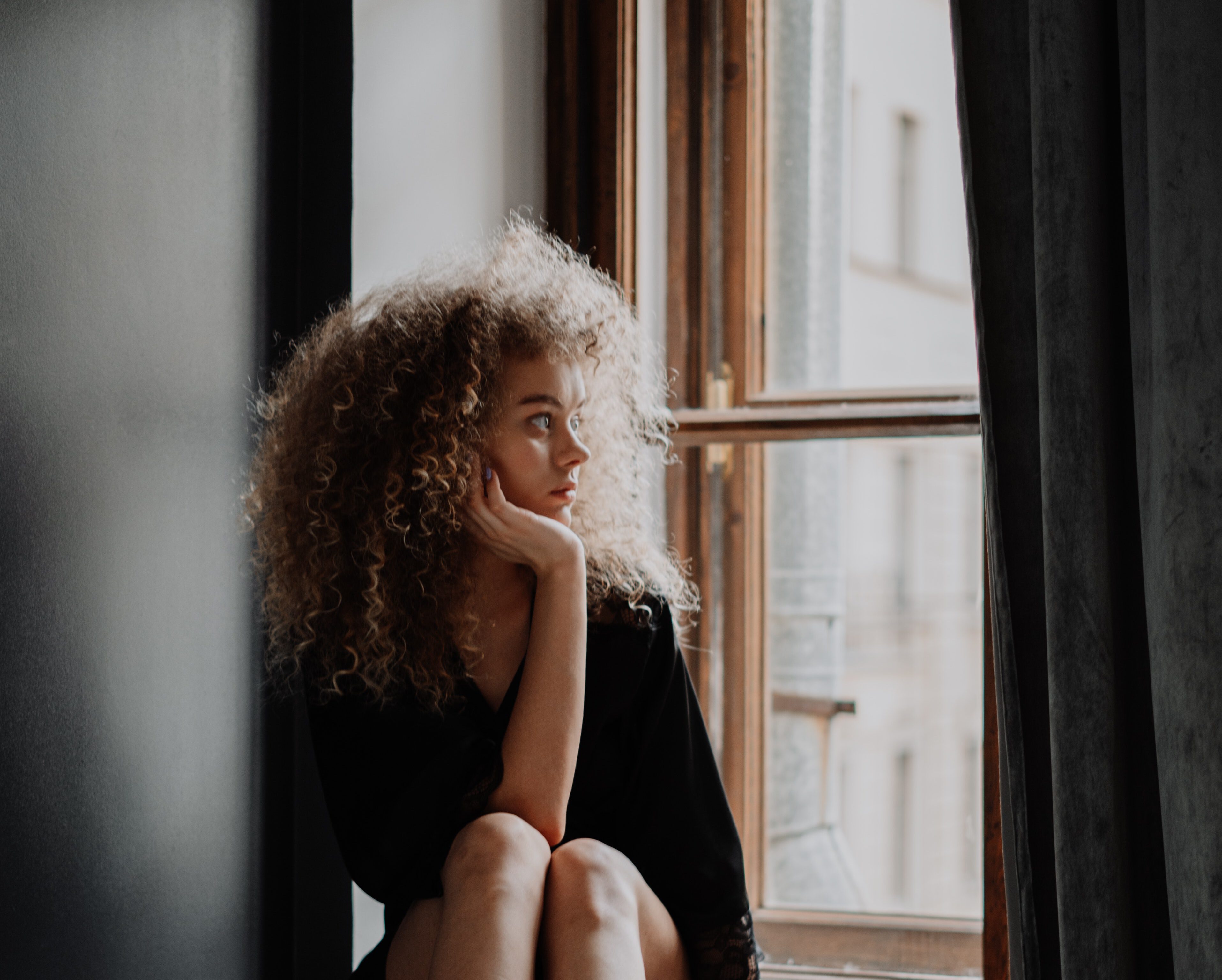 vrouw in raam