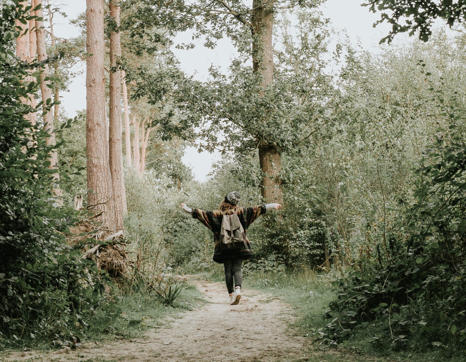 vrouw in bos