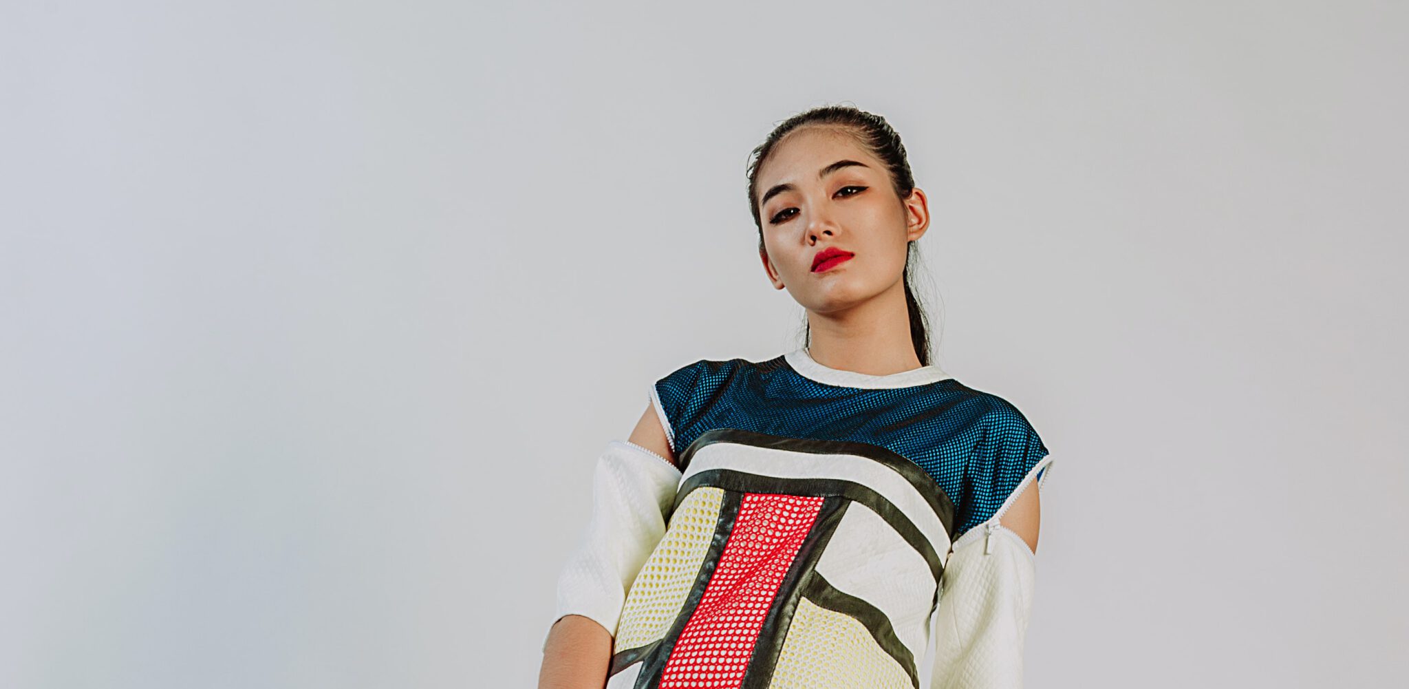 Vrouw die zich heeft laten verleiden door de fast fashion industrie