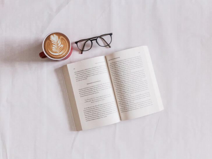 boek, bril en kopje koffie