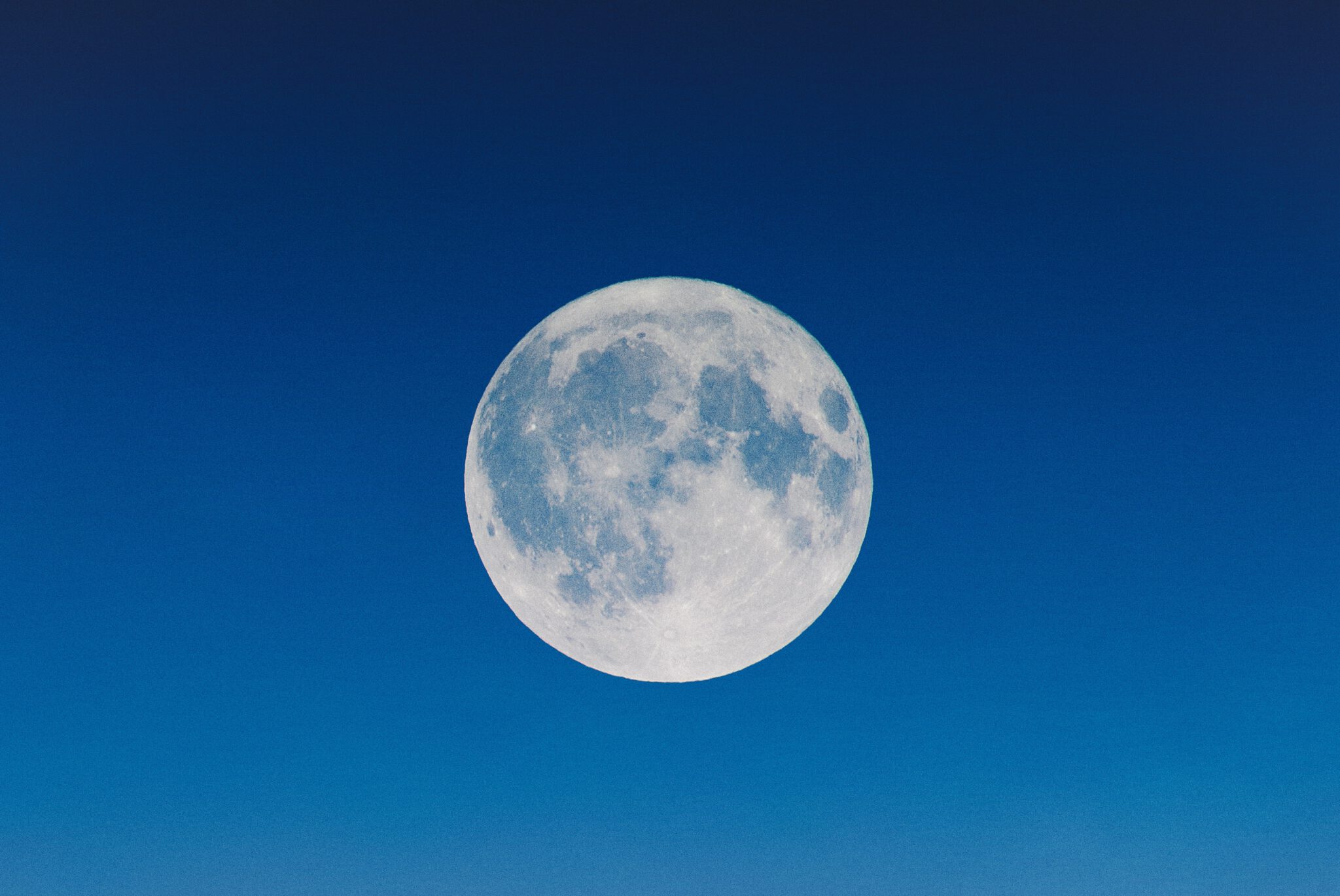 volle maan op blauwe lucht