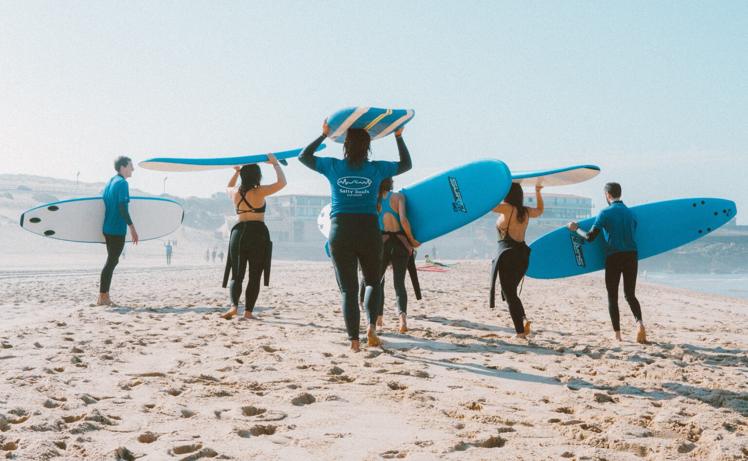 groepsles surfen op strand
