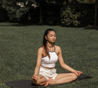 vrouw mediteert in gras
