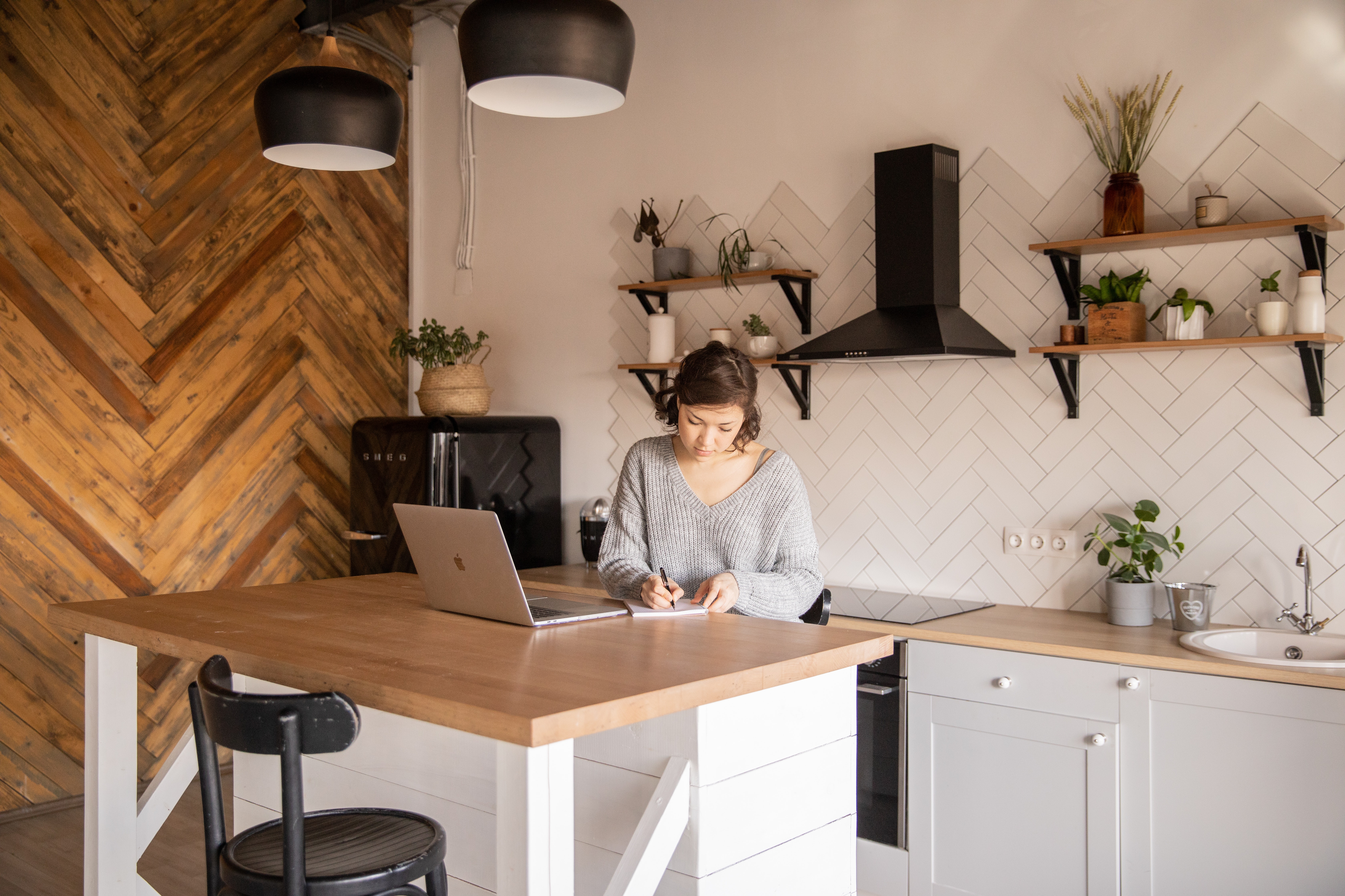 vrouw maakt to-do list in keuken