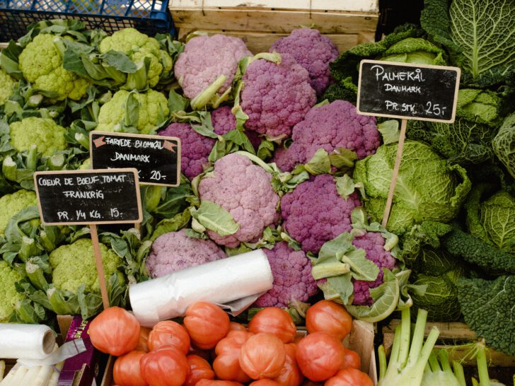 marktkraam met verse groente