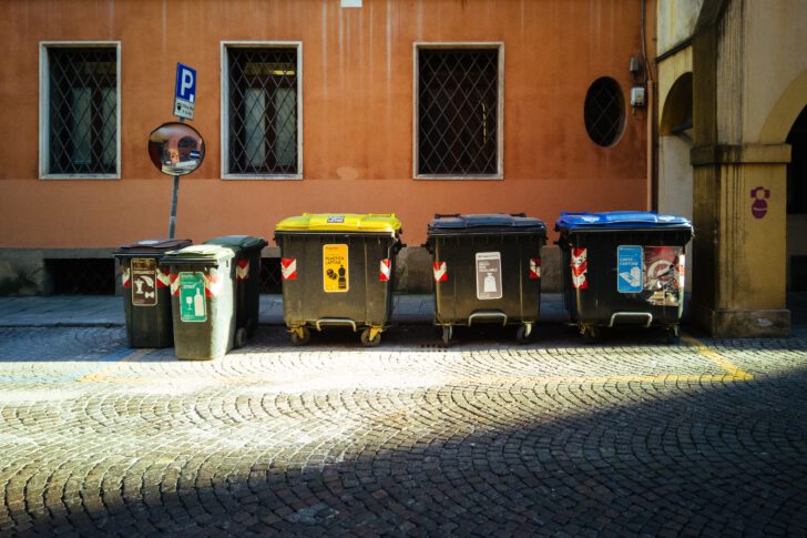 Verschillende soorten afvalcontainers naast elkaar