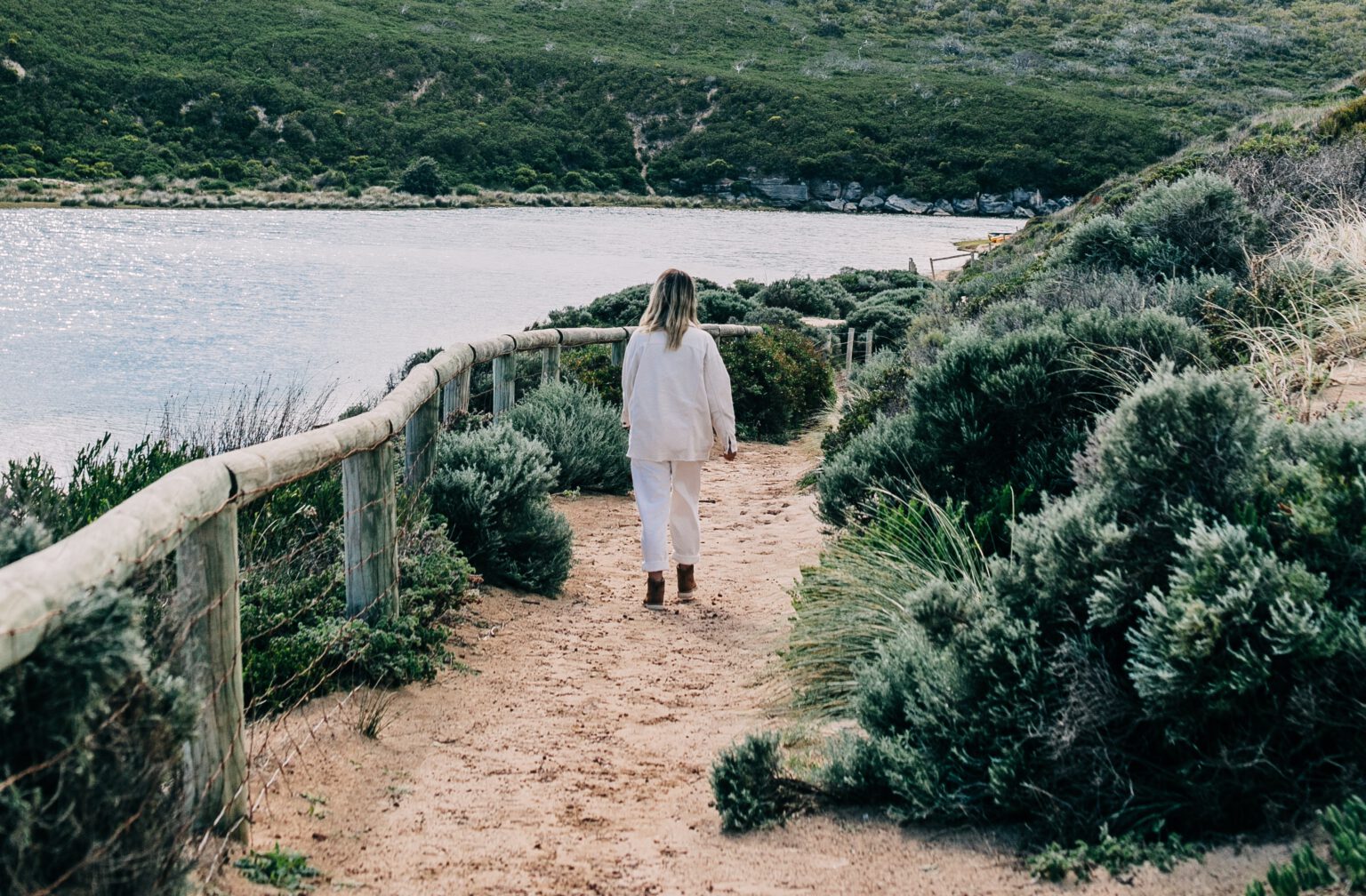 Vrouw loopt in de duinen