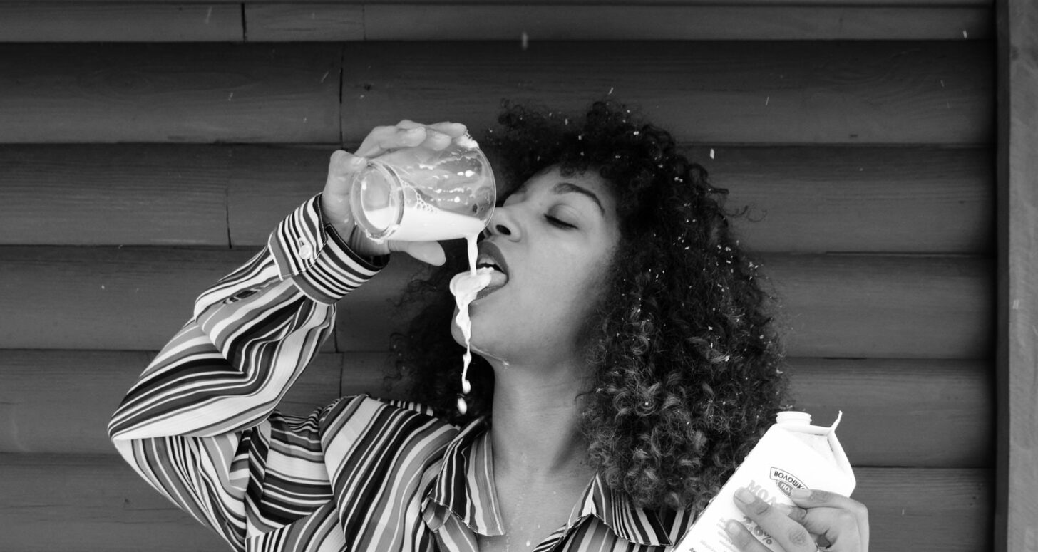vrouw drinkt melk