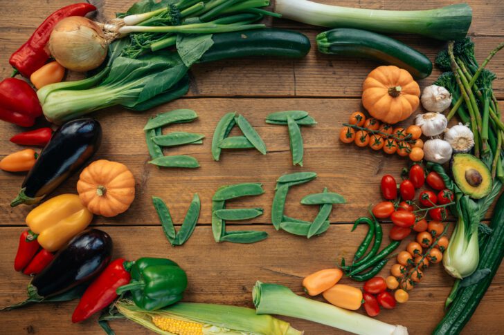 Groenten in de letters EAT VEG