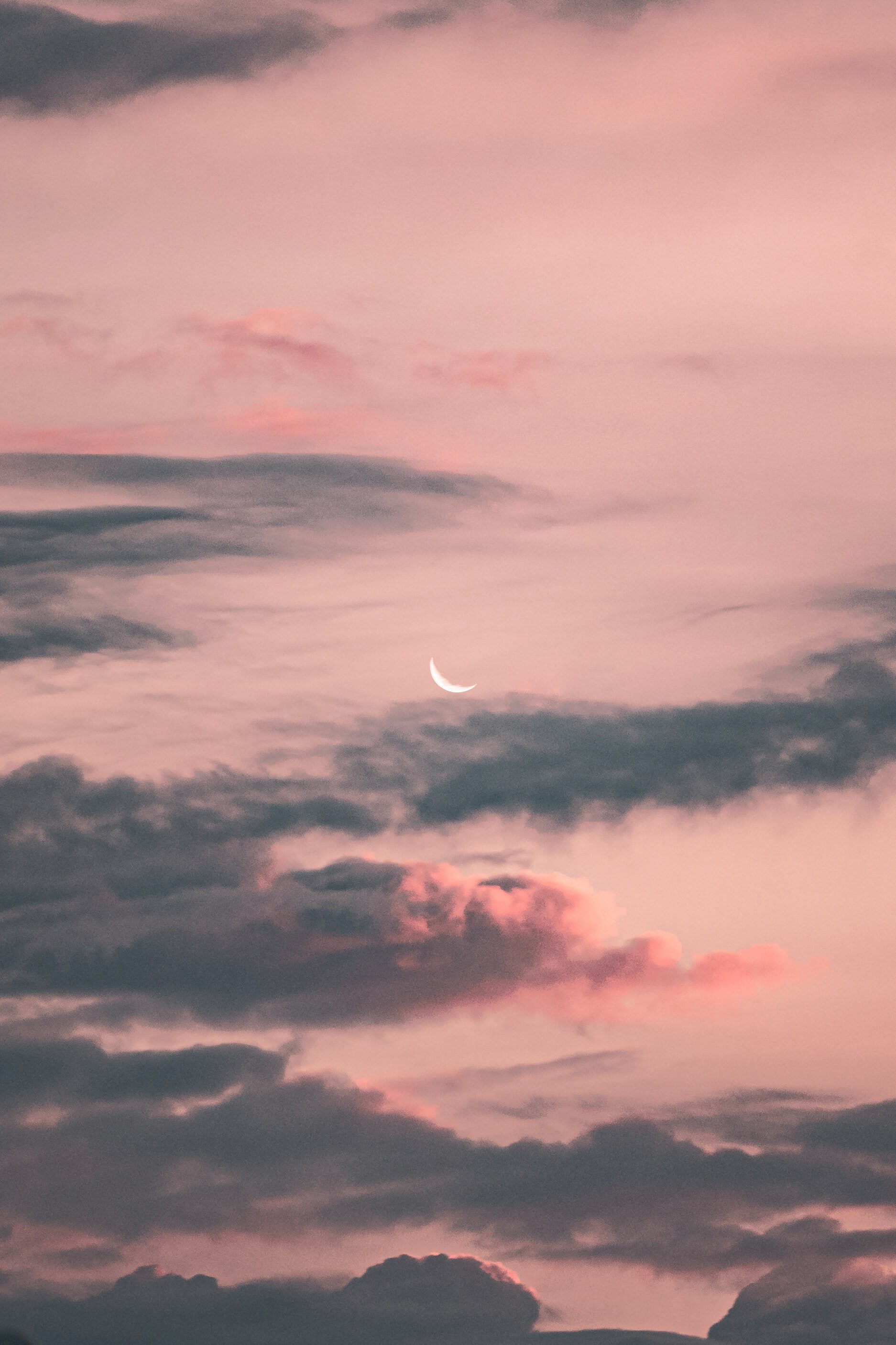 nieuwe maan en roze wolken