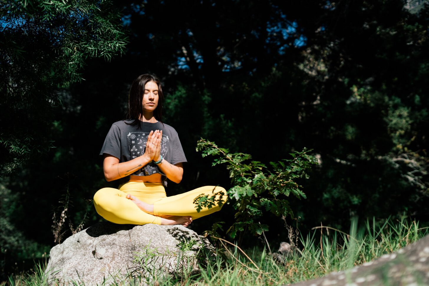 Vrouw mediteerd in de zon