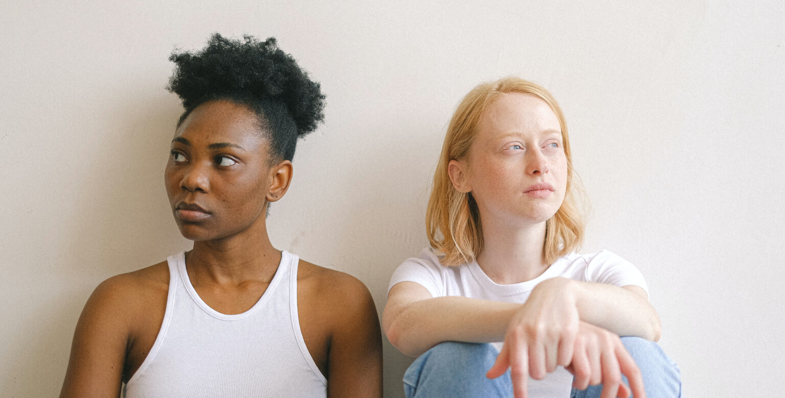 vrouwen hebben moeilijk gesprek