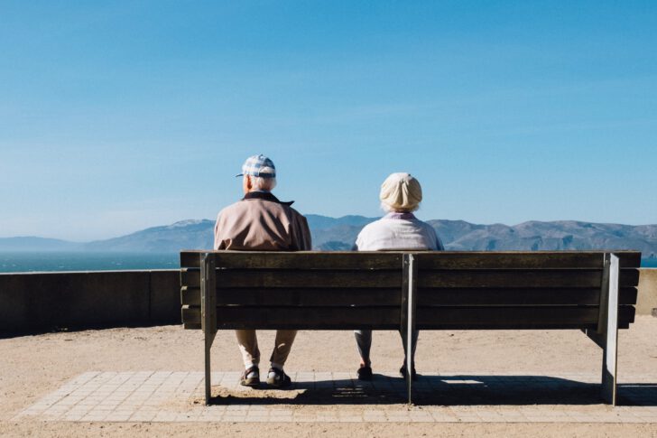 twee oude mensen op een bankje