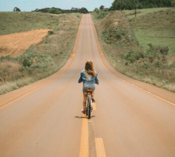 vrouw op fiets
