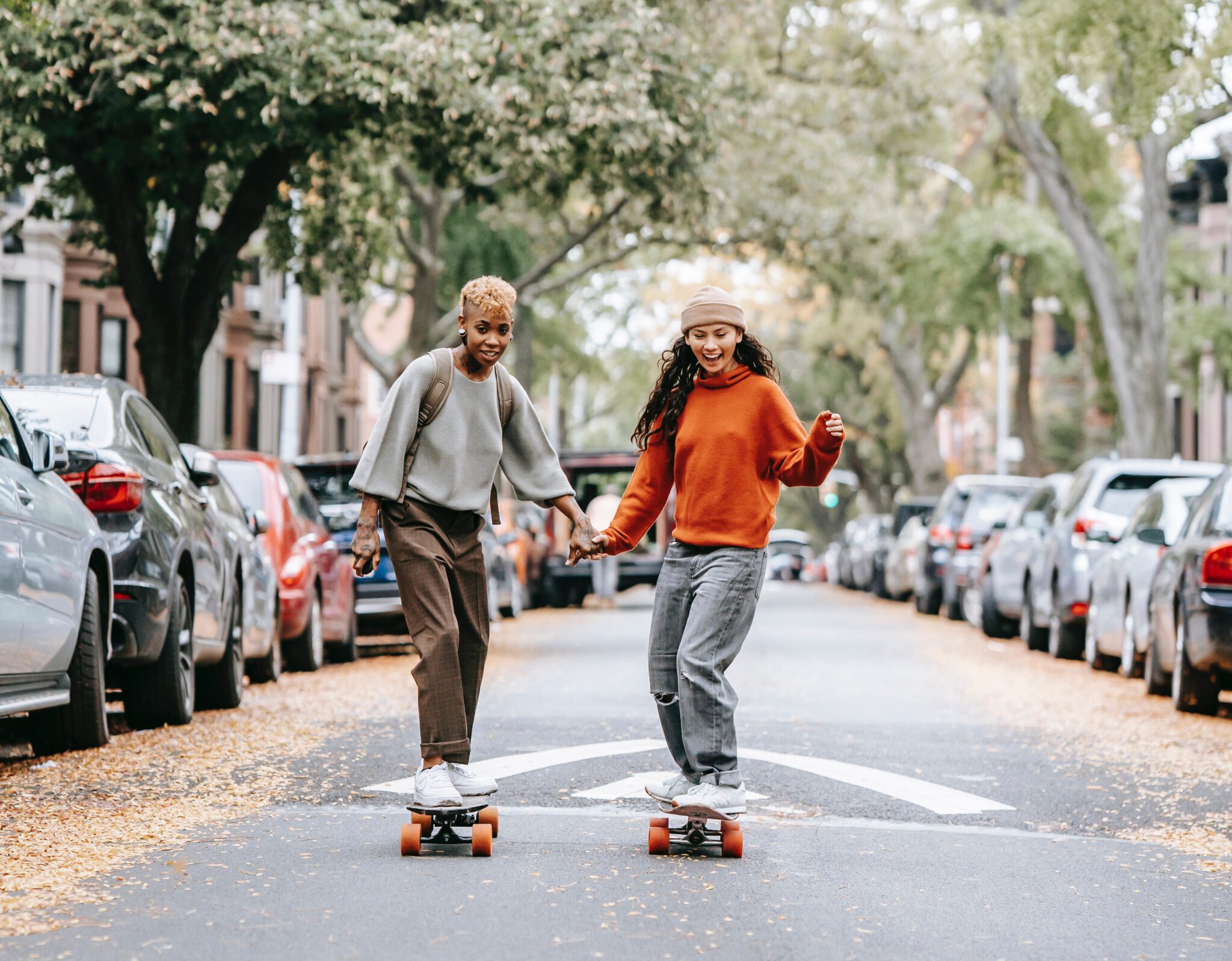 twee vriendinnen aan skateboarden
