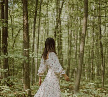 Vrouw loopt door bos