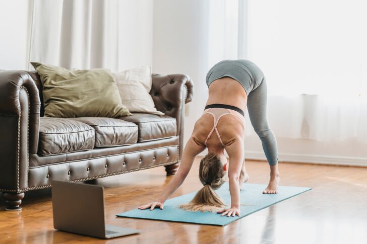 vrouw doet yoga