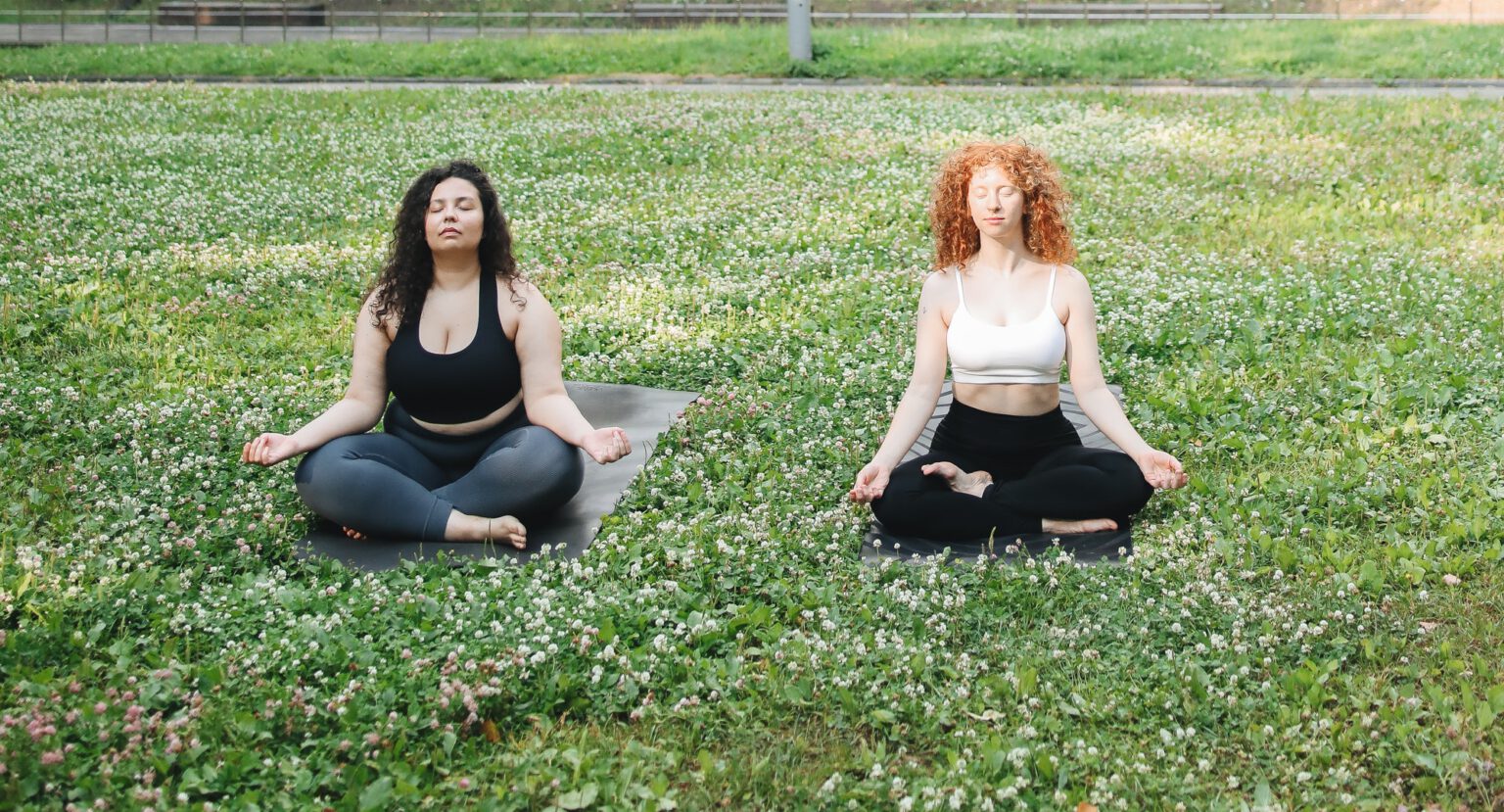 vrouwen doen Atmata Yoga