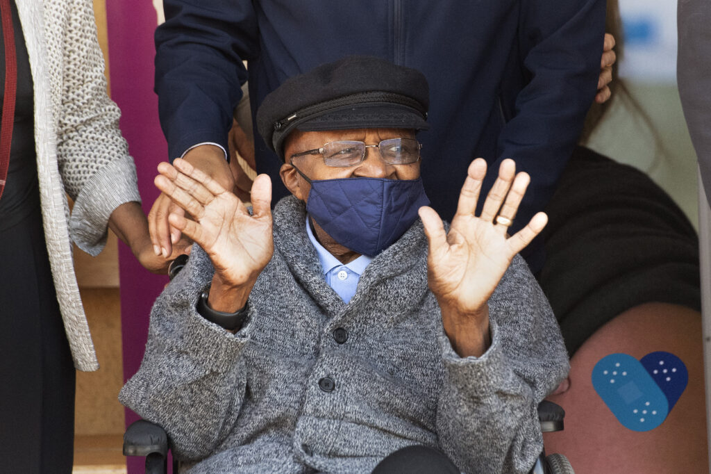 Zuid-Afrikaans mensenrechtenactivist Desmond Tutu zit met een mondkapje op