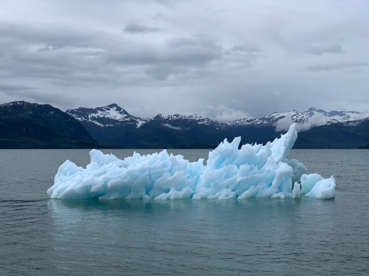 Een smeltende ijsberg in de zee
