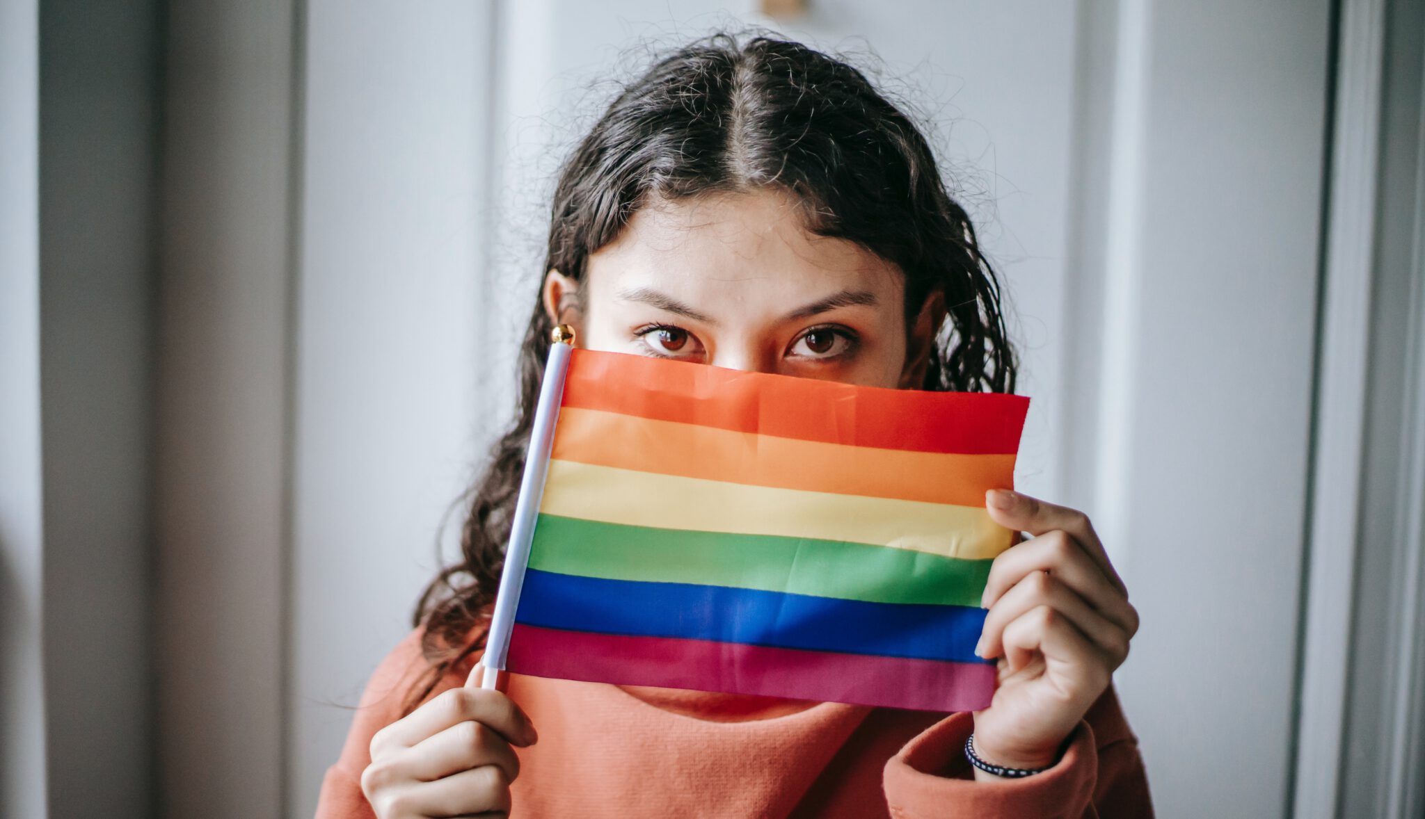 vrouw met pride vlag