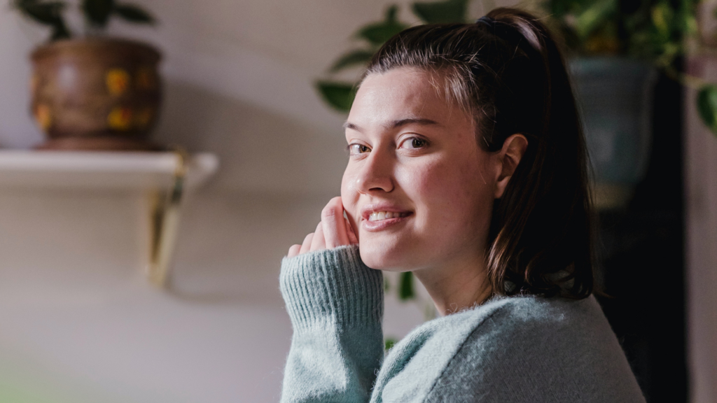 Vrouw die lacht naar de camera