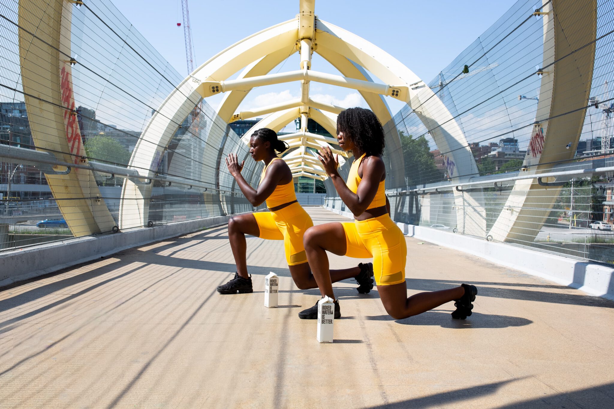 vrouwen sporten op brug