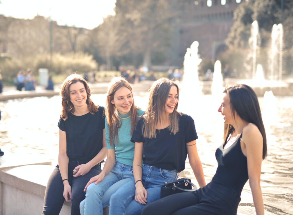 Vier vriendinnen die kletsen bij een fontein